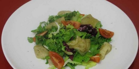 Salata sa prženim sirom