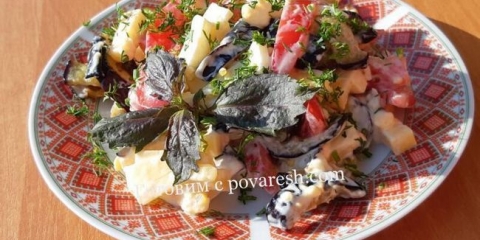 Salata sa prženim patlidžanima, paradajzom i sirom
