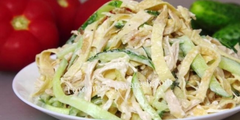 Zagonetka za salatu za goste sa jajima palačinkama i piletinom: recept