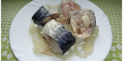 Skuša sa lukom, sirćetom i uljem