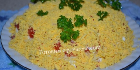 Lisnata salata sa rakim štapićima i paradajz i sir