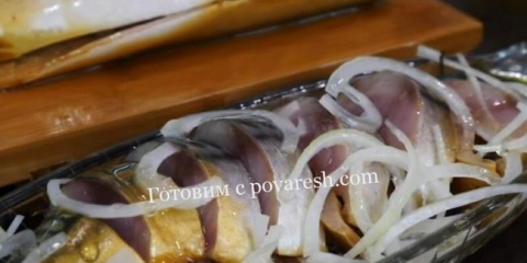 Slana skuša u lukom ljuska i čaj za zavarivanje poput dimljenih