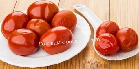 Slane crvene rajčice za zimu u banacima hladnim putem bez sirćeta