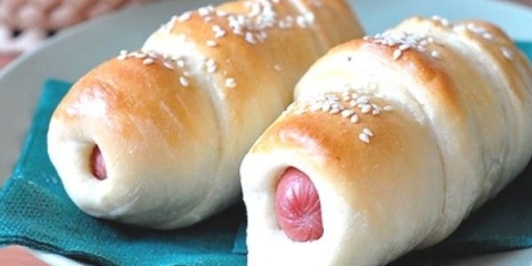 Kobasice u tijestu u pećnici