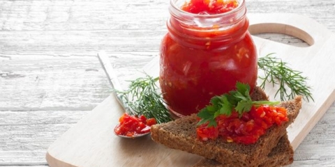 Sirow adzhik sa receptom za hren sa fotografijom