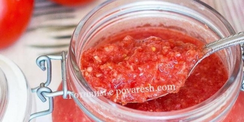 Sirow hrenvina za zimu sa rajčicom i češnjakom