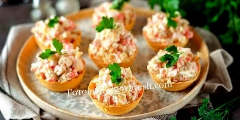 Tartlets sa rakim štapićima i ananasu: foto recept