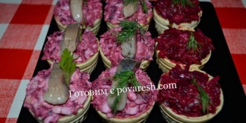 Tartlets s haringom na svečanom stolu za ukusan recept
