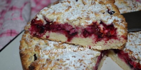 Zovena torta s pijeskom tijestom bobicama na pavlaku