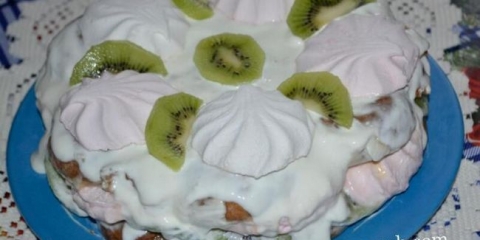 Torta iz medenjaka i močvare sa kiselom pavlakom bez pečenja