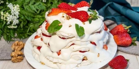 Marshmaker torta sa jagodama i šlagom bez pečenja