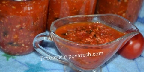Kuhana adzhika iz rajčice sa češnjakom i biberom za zimu