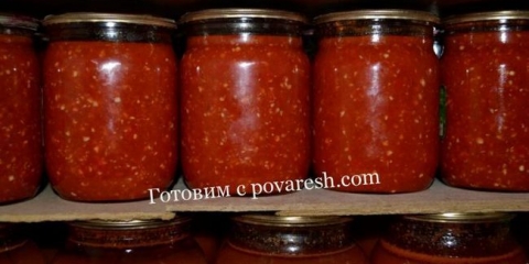 Kuhana adzhika iz rajčice i bugarskog bibera za zimu