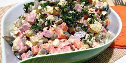 Ukusne salate sa kuhanom kobasicom