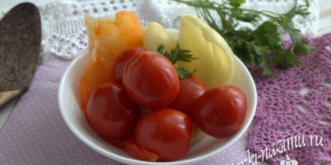 Ukusan zvučni papri za zimu sa rajčicom i peršunom