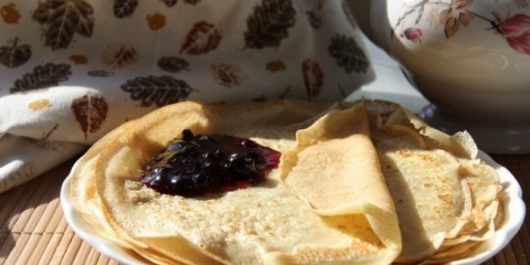 Palačinke od krema na mlijeku i kipuću vodu: 6 recepti tankih palačinki sa rupama