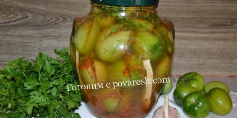 Zelene paradajz za zimu sa senfom kao bačve sa belim lukom i zelenilom hladnim putem