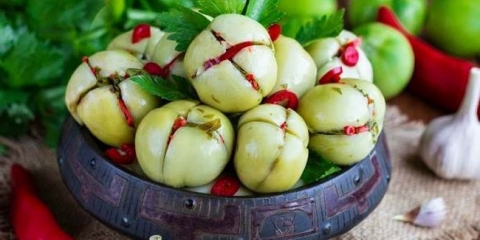 Zelena rajčica na gruzijskom zimu - najukusniji recepti sa belim lukom