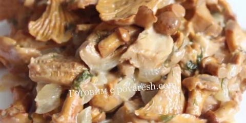 Pržene lisice s pavlakom i lukom u tavi prženja