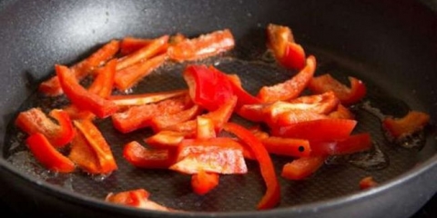 Pečeni biber sa sirćetom u tegli za zimu